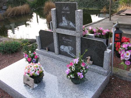 LE CIMETIERE  D AUTRES MONUMENTS  .