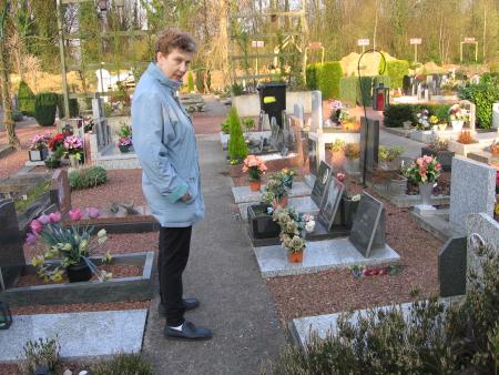 LE CIMETIERE  LA PROMENADE DE MAMY  . .