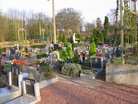 LE CIMETIERE TRES BEAU  .