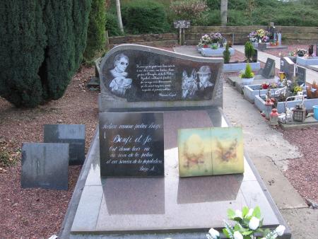 MONUMENT DES CHIENS POLICIERS ET DES CHIENS D  AVEUGLES  .