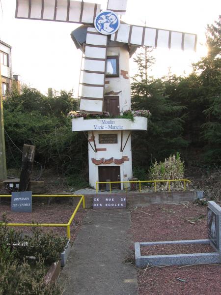 LE CIMETIERE ET SON BEAU MOULIN A VENT  .