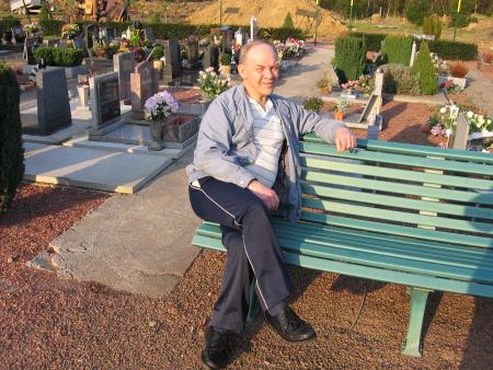 LE CIMETIERE AUSSI REPOSANT POUR PAPY LOL  .