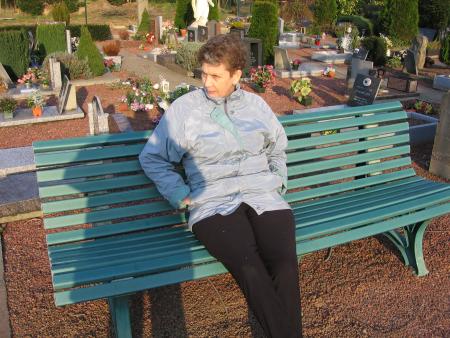 LE CIMETIERE UN ENDROIT REPOSANT OU MAMY SE REPOSE DE TEMPS A AUTRES