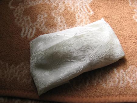 CATHY  DANS SON LINCEUL BLANC .