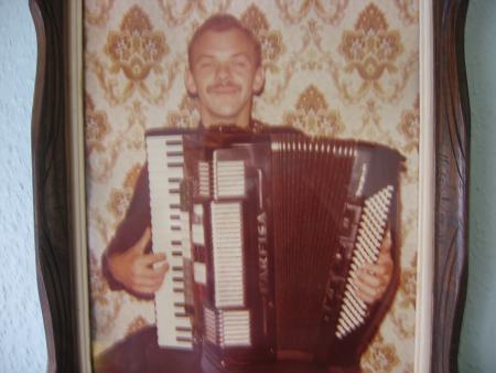 UN PETIT BRIN DE MUSETTE PAPY  .