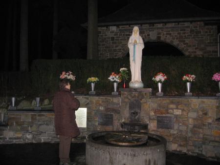 LA SOURCE DE LA VIERGE MARIE .